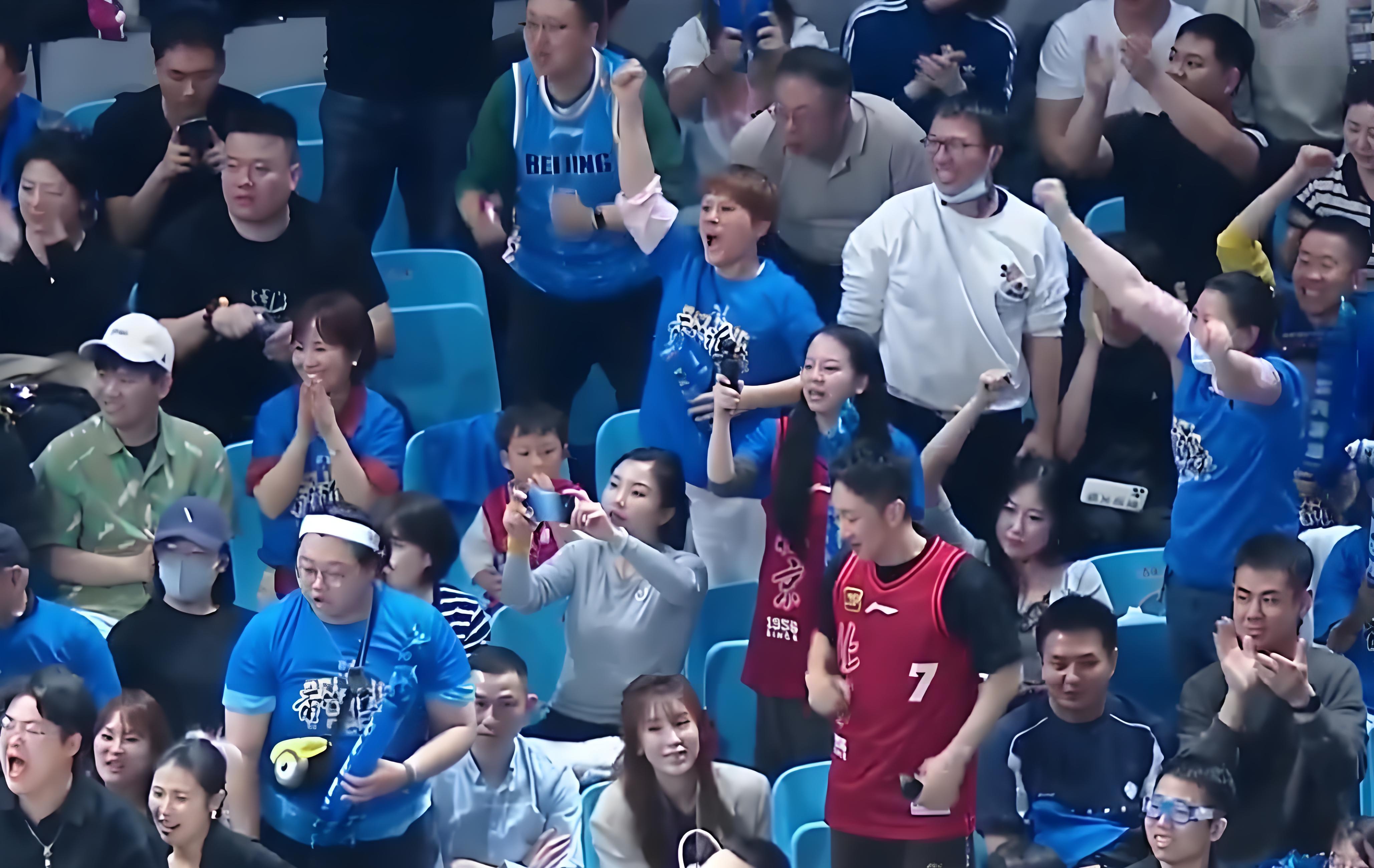 场面火爆！比分分析观众席沸腾不已