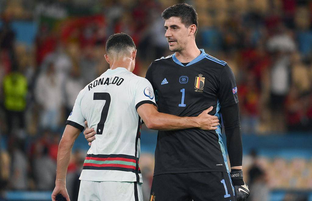 豪门对决！冰球上演世纪大战